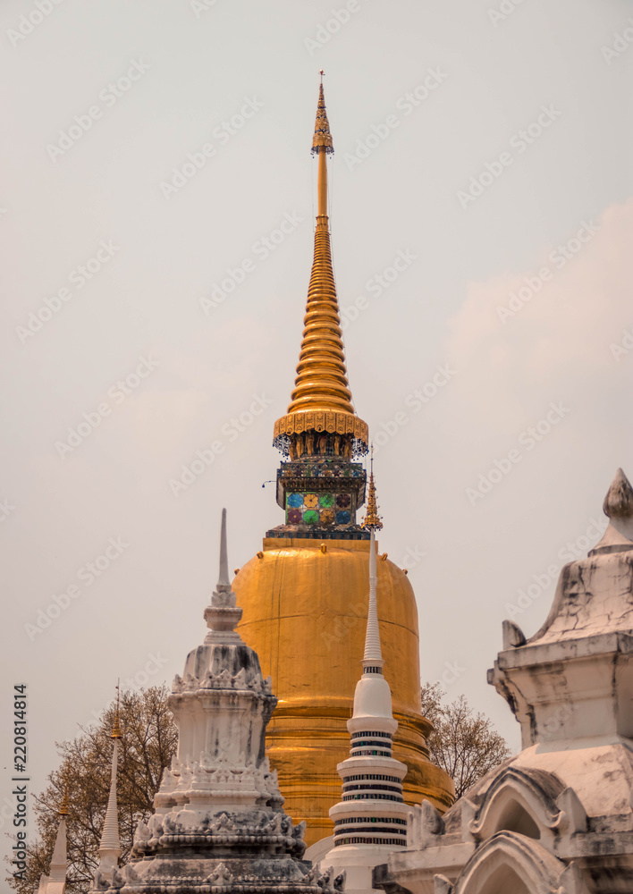 Naklejka premium Pequeños detalles en el templo dorado Wat suan dok, Chiang Mai, Tailandia.
