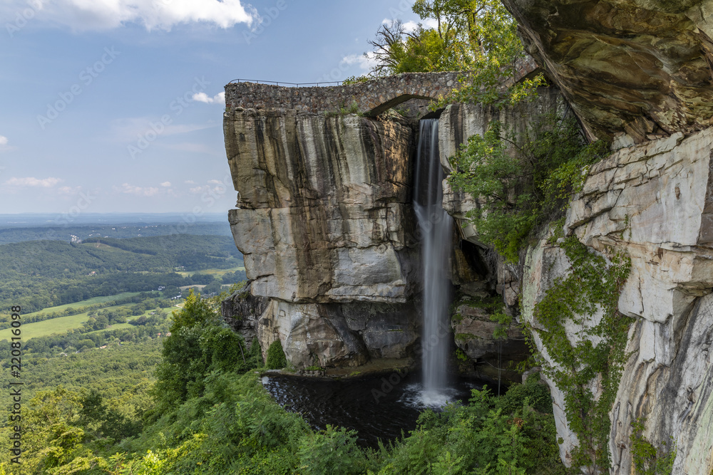 Fototapeta premium High Falls Waterfall - wodospad pod kładką po stronie urwiska.