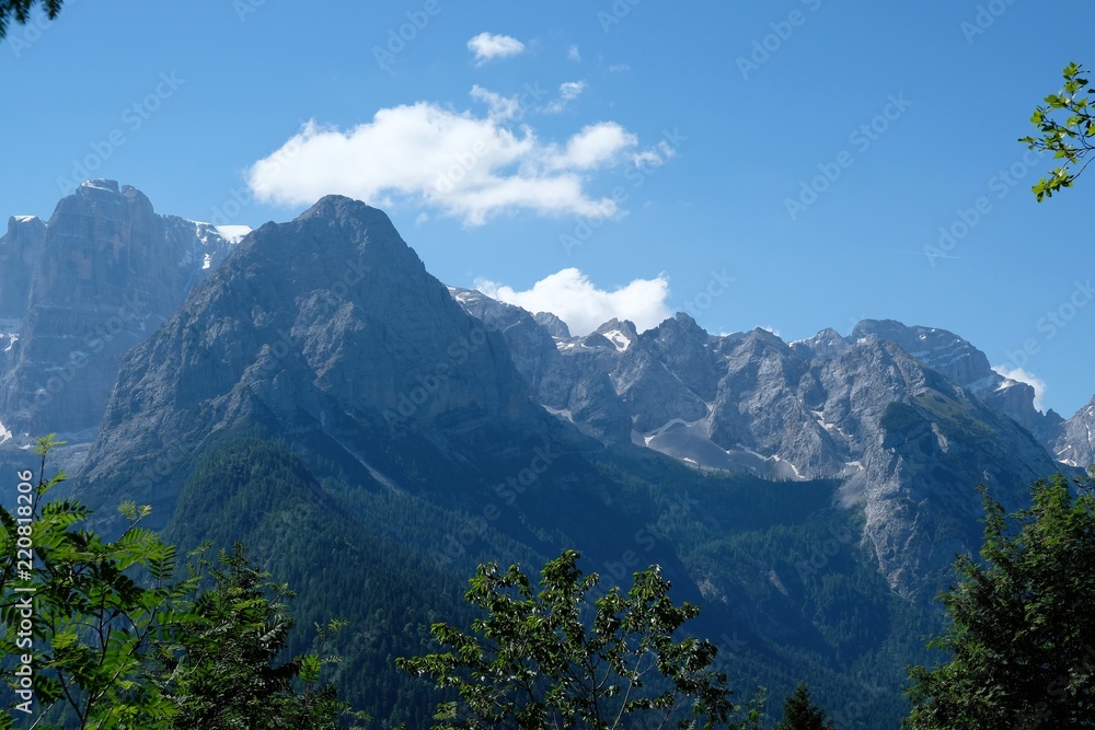 paesaggio montagna cima natura roccia cielo azzurro nuvole alpi estate veduta scenario panoramica vallata  