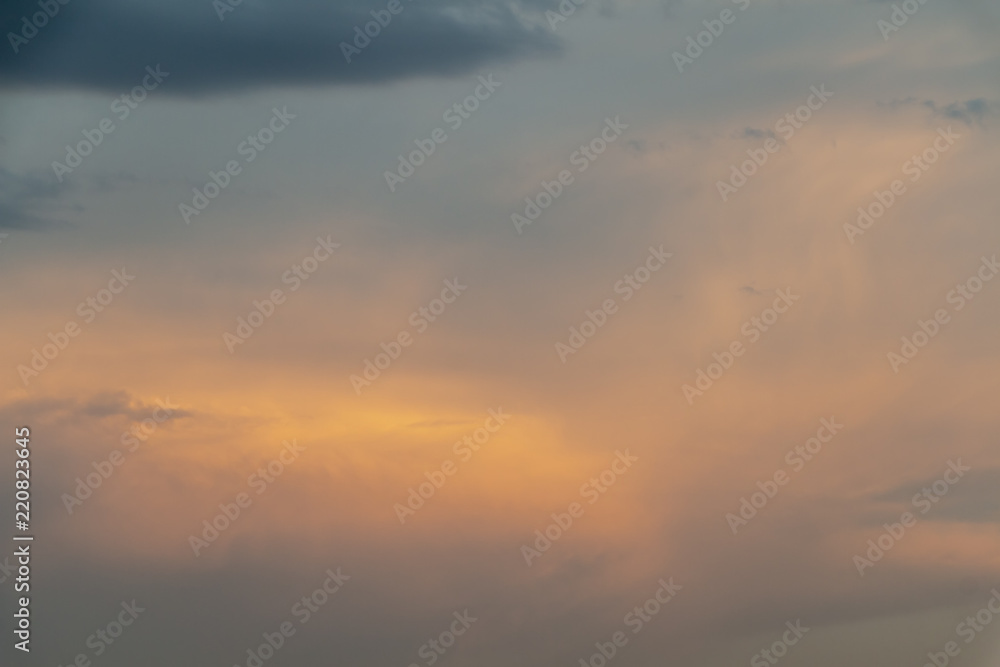 Fototapeta premium coucher de soleil dans les nuages