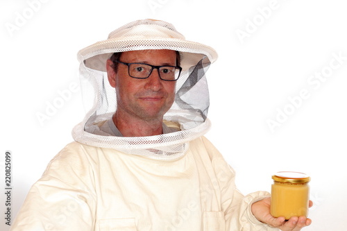 Imker mit Anzug und Honigglas