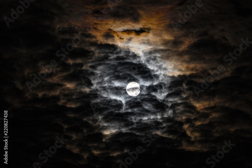 Nachthimmel Mond mit Wolken
