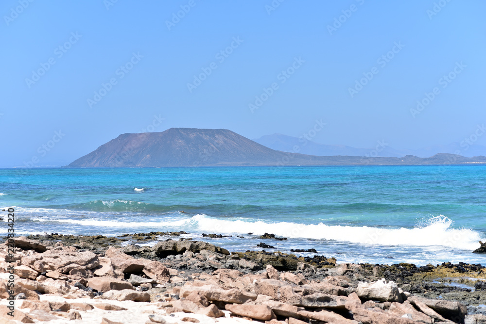 Northern Fuerteventura, Corralejo Flag Beach, Isla de Lobos and Lanzarote in the background, Canary Islands, Spain
