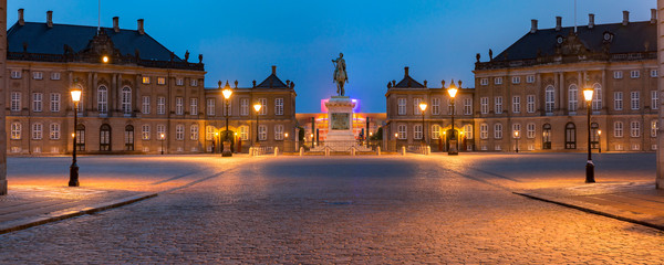 Fototapete Skandinavien Statue of Frederick V at the centre of the Amalienborg Palace Square and Amalienborg Palace in Copenhagen, capital of Denmark. Panoramic night view.  © Kavalenkava