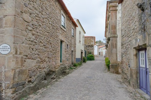 Fototapeta Naklejka Na Ścianę i Meble -  Calle de la aldea histórica de Castelo Mendo, Distrito de Garda, Portugal.