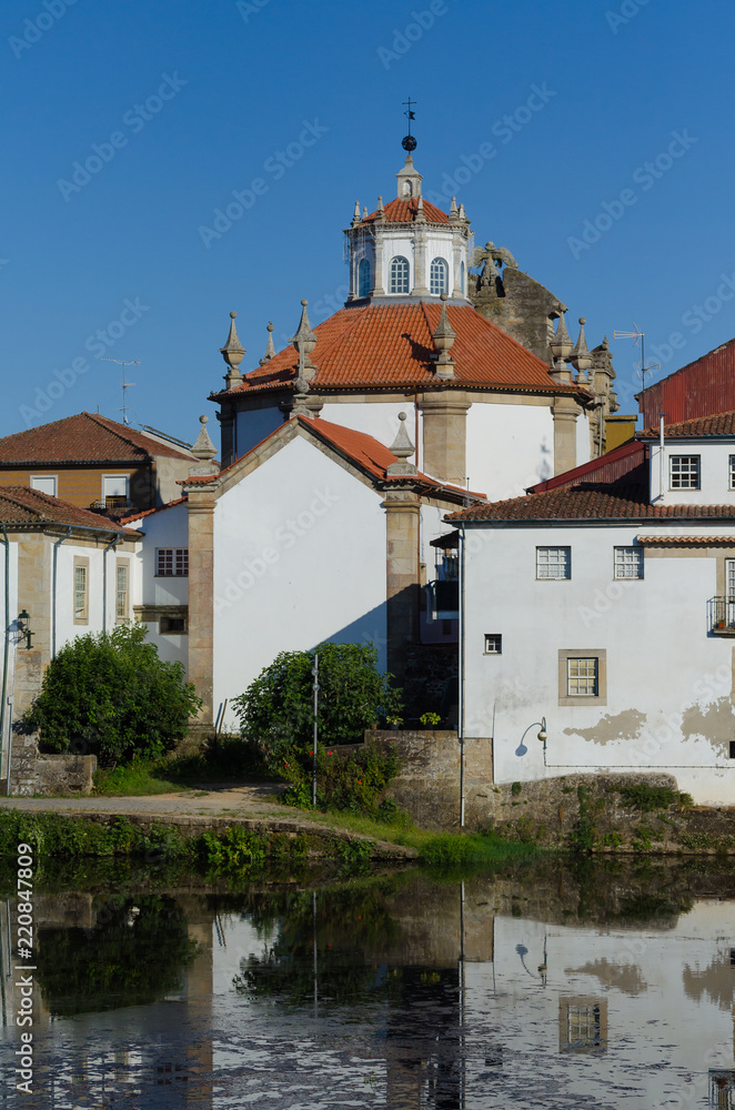 Edificios en la ribera del rio Tamega, Chaves. Portugal.