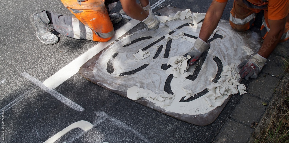 Fototapeta premium Strassenmarkierungsarbeiten, reinigen der Schablone