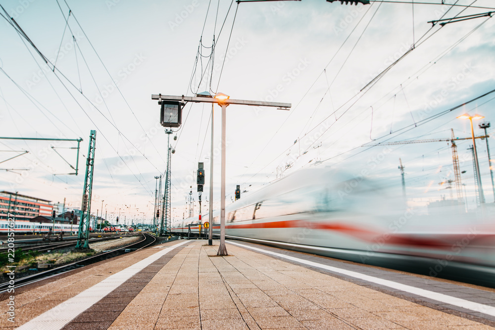 Fototapeta premium Zug in Bewegung am Frankfurt Hauptbahnhof