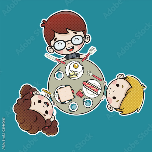 Niños comiendo en una mesa visto desde arriba