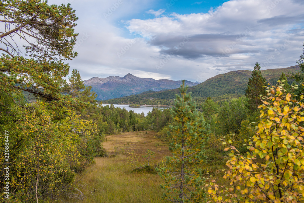 Obraz premium Norwegian lakes in autumn