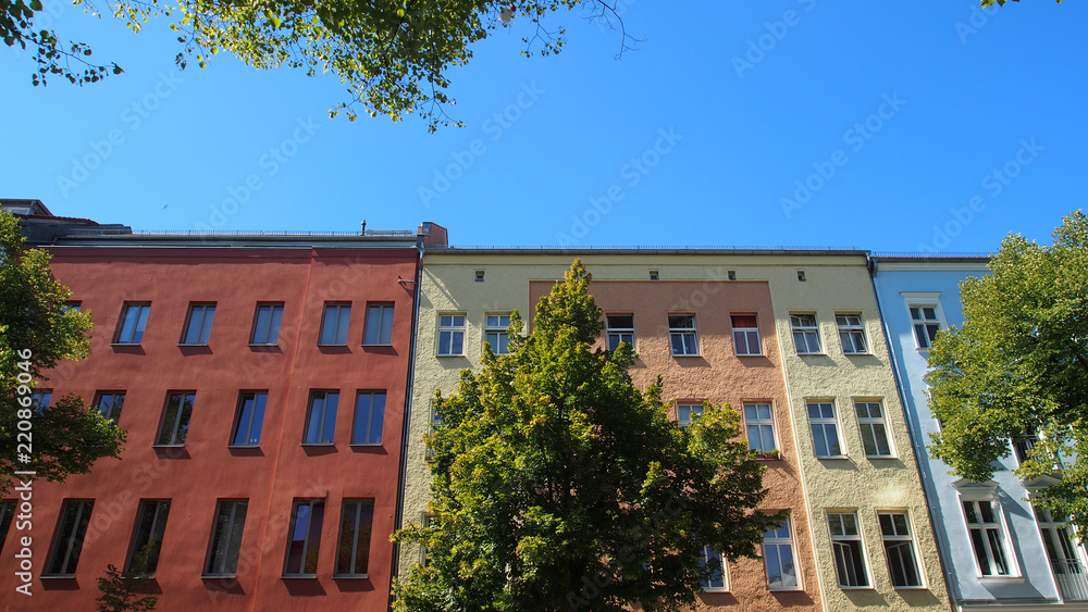 Grünes Berlin: Altbaufassaden in Mitte, Straßenbäume Grünes Berlin: Altbaufassaden in Mitte, Straßenbäume
