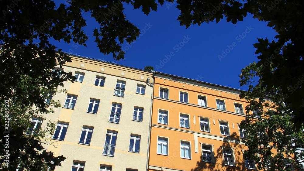 Fototapeta premium Zielony Berlin: stare fasady budynków w Mitte, drzewa uliczne
