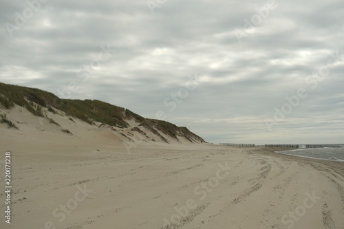 Menschenleerer Strand an der Küste Zeelands / Holland