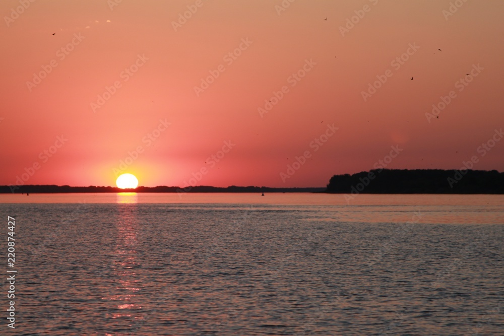 Naklejka premium Beautiful sunset on the river