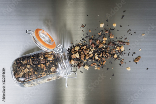 Obraz na płótnie Black Tea on Stainless Steel Table (2) w salonie