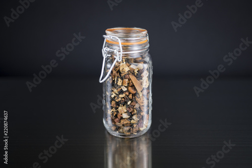 Obraz na płótnie Black Tea in a Jar w salonie