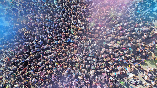 Valokuva Aerial. Music concert and crowd of people in smoke.