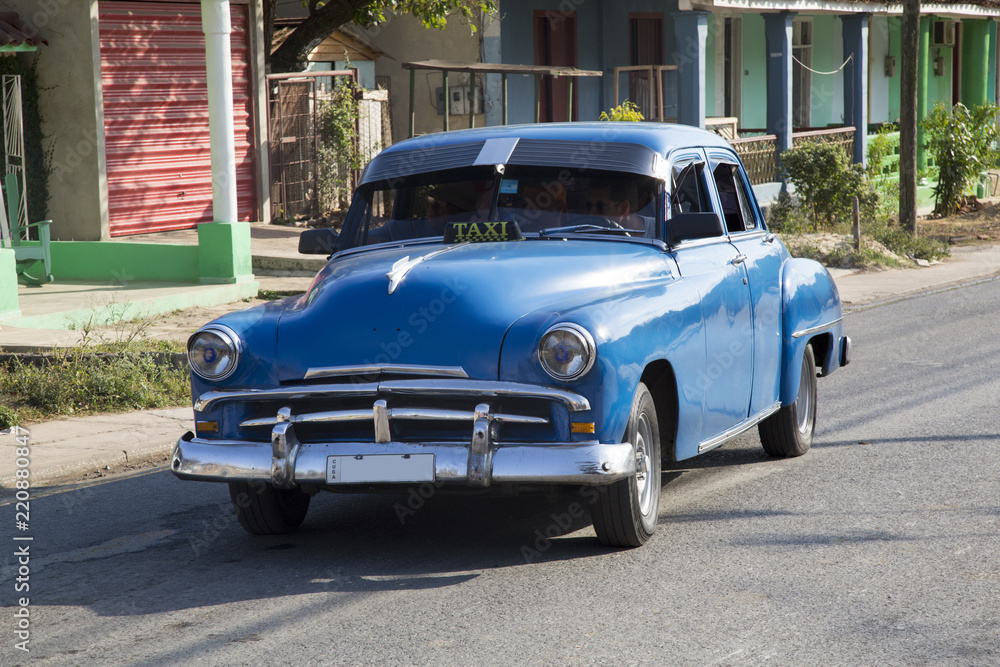 Wunderschöner blauer Oldtimer auf Kuba (Karibik)