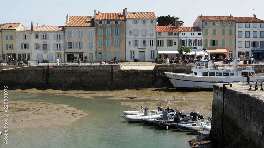 Frankreich: Alter Hafen in der Altstadt von St. Martin de Ré, Ile de Ré