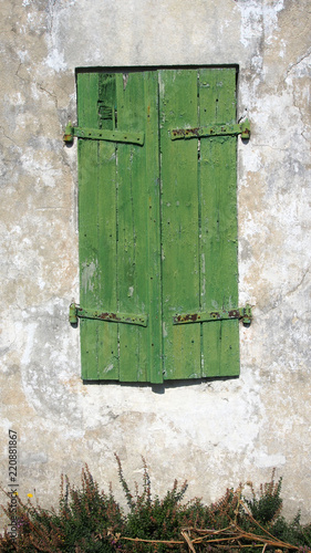 Landflucht: verlassenes Dorf, geschlossener Fensterladen in Frankreich photo