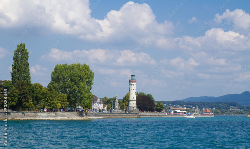 Fototapeta premium Hafeneinfahrt von Lindau am Bodensee