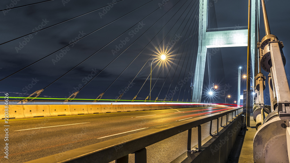 Fototapeta Długa ekspozycja w nocy mostu Alexa Frasera, światła i blasku są widoczne w kadrze.