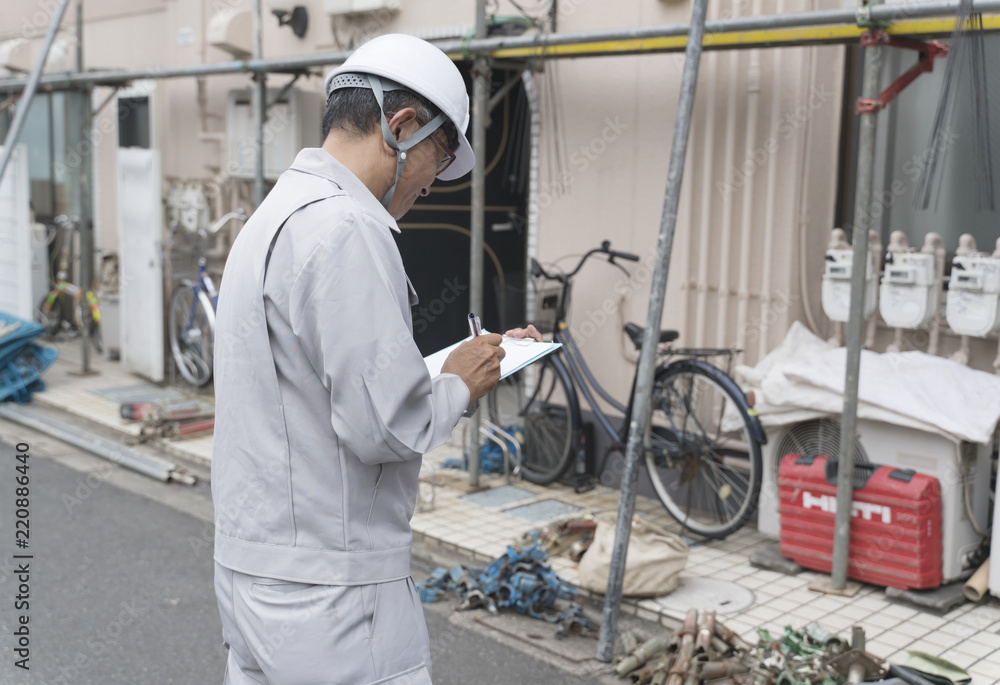 工事現場イメージ・建物を調査するビジネスマン 工事現場イメージ・建物を調査するビジネスマン