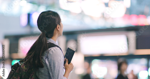 Canvas Print Travel woman looking at the display board in the airport
