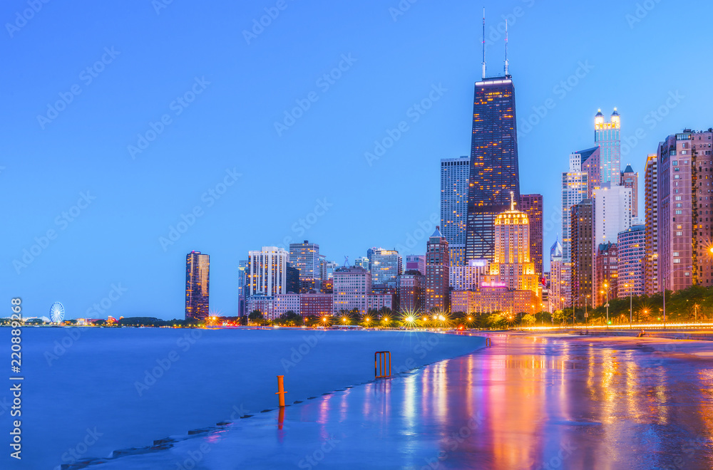 Obraz premium chicago,usa,2017-08-12 : beautiful Chicago skyline at twilight with reflection concrete beach.