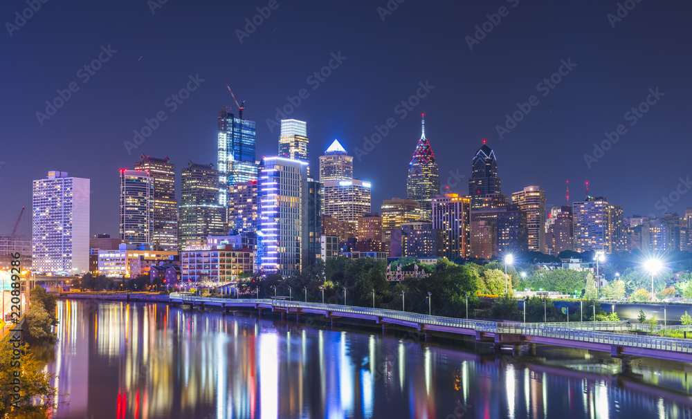 Obraz premium Filadelfia, Pensylwania, Pensylwania, USA. 23-08-17: panoramę filadelfii w nocy z odbiciem w rzece.