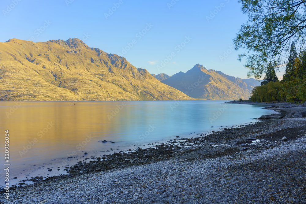 Φωτογραφία Beautiful and peaceful scenery of Lake Wakatipu in the morning in Autumn , Queen