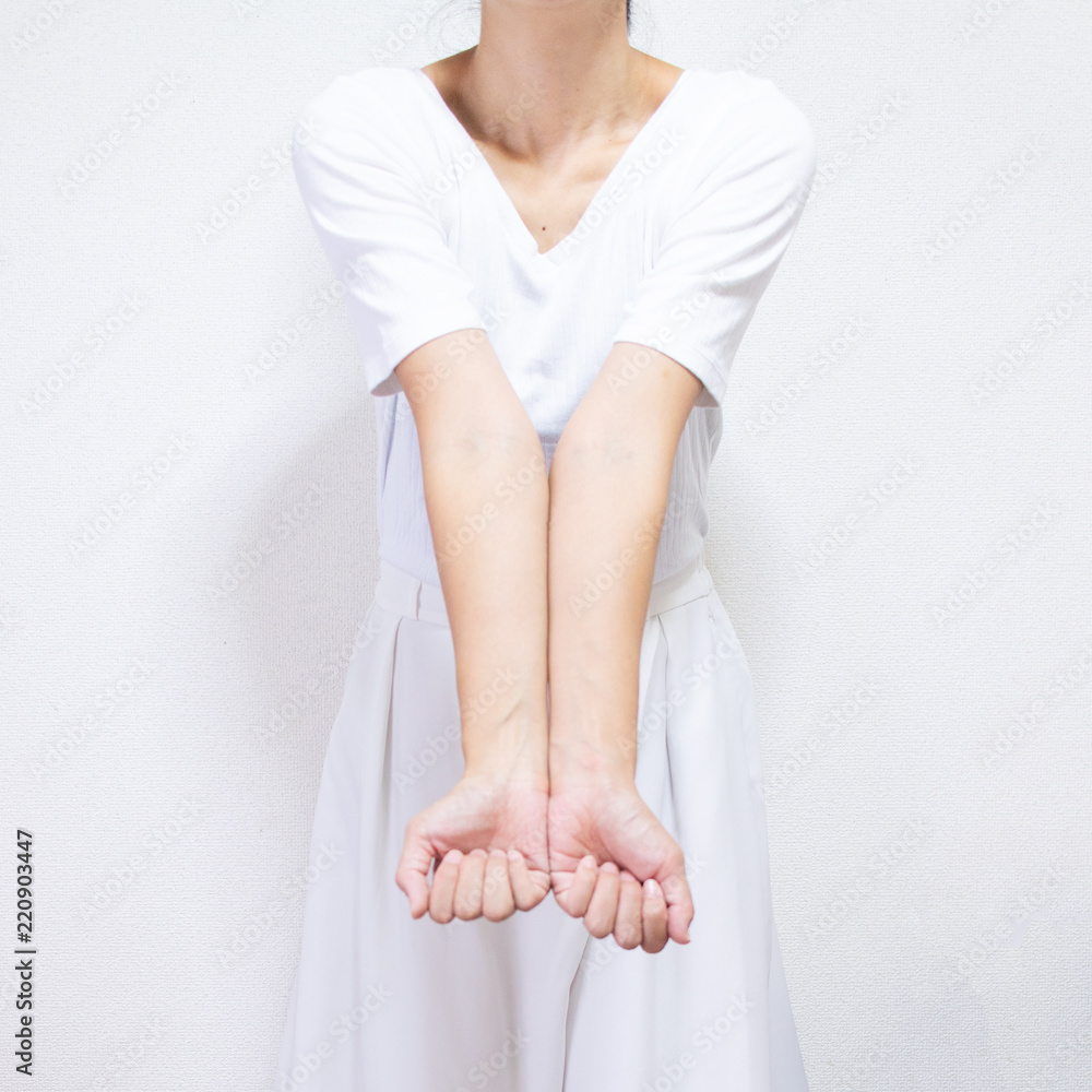 猿腕 猿手 の白い服の女性 3 Stock Photo Adobe Stock