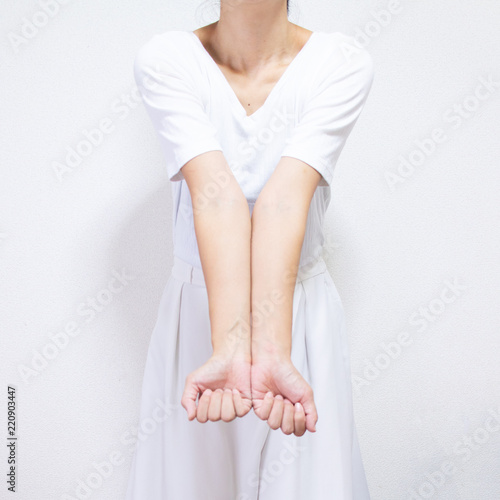 猿腕 猿手 の白い服の女性 3 Stock Photo Adobe Stock 猿腕 猿手 の白い服の女性 3 Stock Photo Adobe Stock