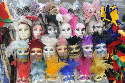 Venezianische Masken an einem Verkaufsstand, Venedig, Italien, Europa