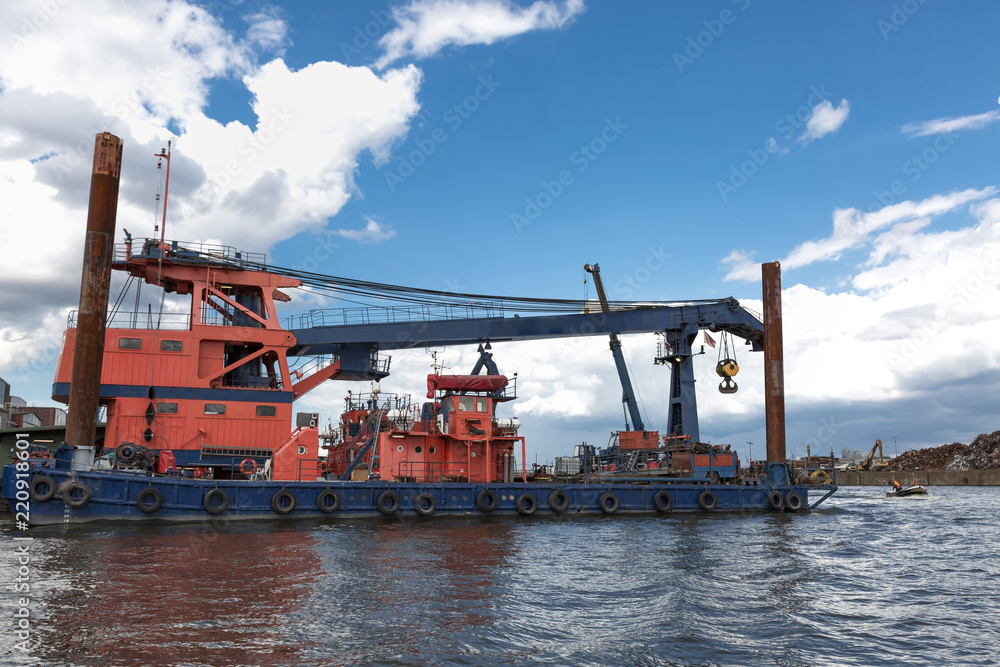 Arbeitsboot für Taucher im Hafen Hamburg