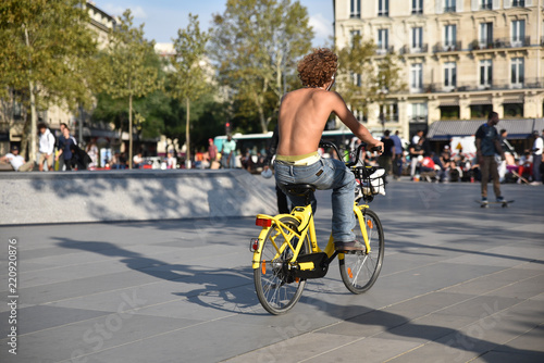 Fototapeta Naklejka Na Ścianę i Meble -  A vélo place de la République à Paris, France