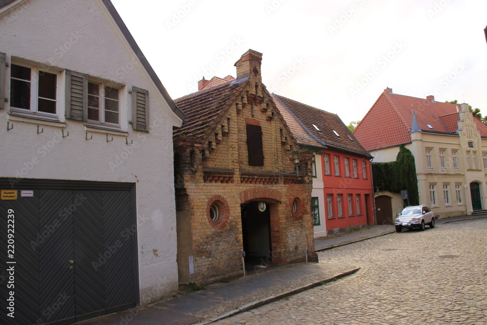 kleines Gebäude aus Ziegelsteinen gegenüber des Dom in Güstrow.
Die Hütte wird als WC-Anlage genutzt.