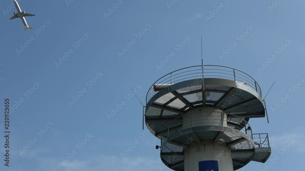 Radarturm mit startendem Flugzeug, Flughafen Frankfurt Radarturm mit startendem Flugzeug, Flughafen Frankfurt