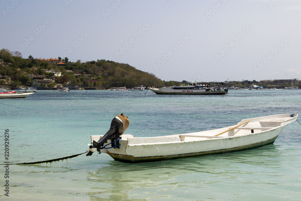 Φωτογραφία White motorboat in the port of Lembongan, to Bali, Indonesia