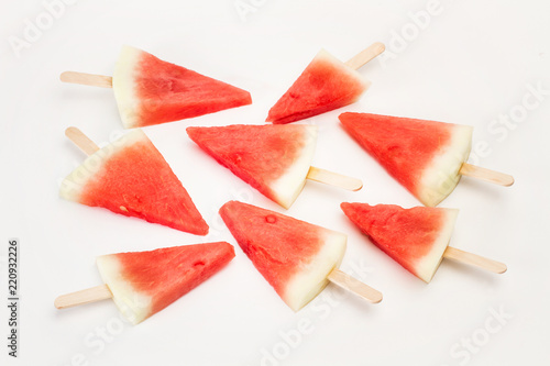 Sandía cortada en forma de triángulo simulando helados sobre un fondo blanco. Vista superior