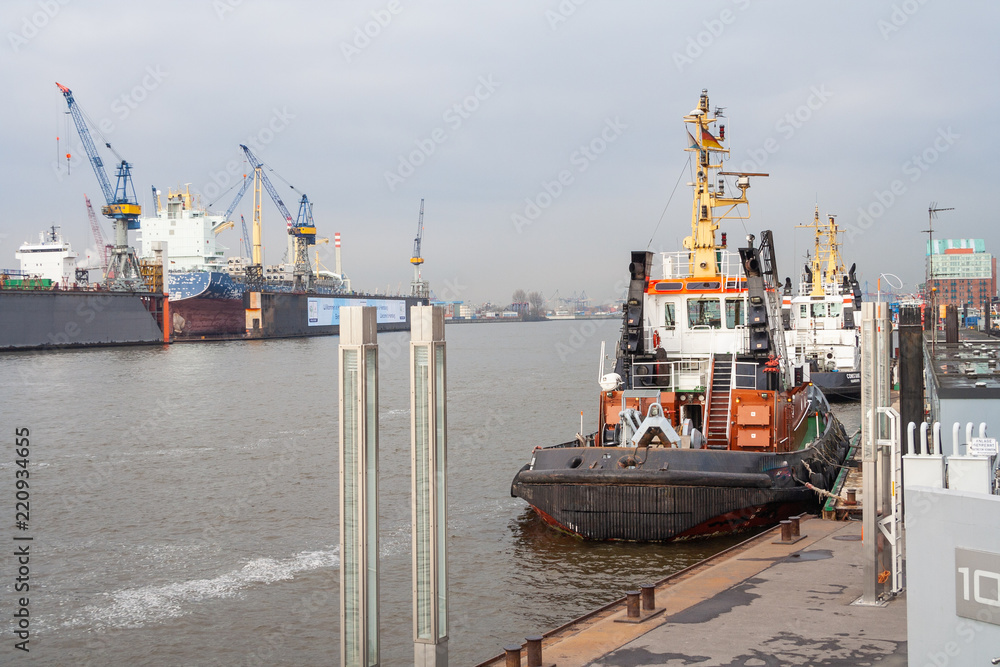 Fototapeta premium Schiffe im Hamburger Hafen