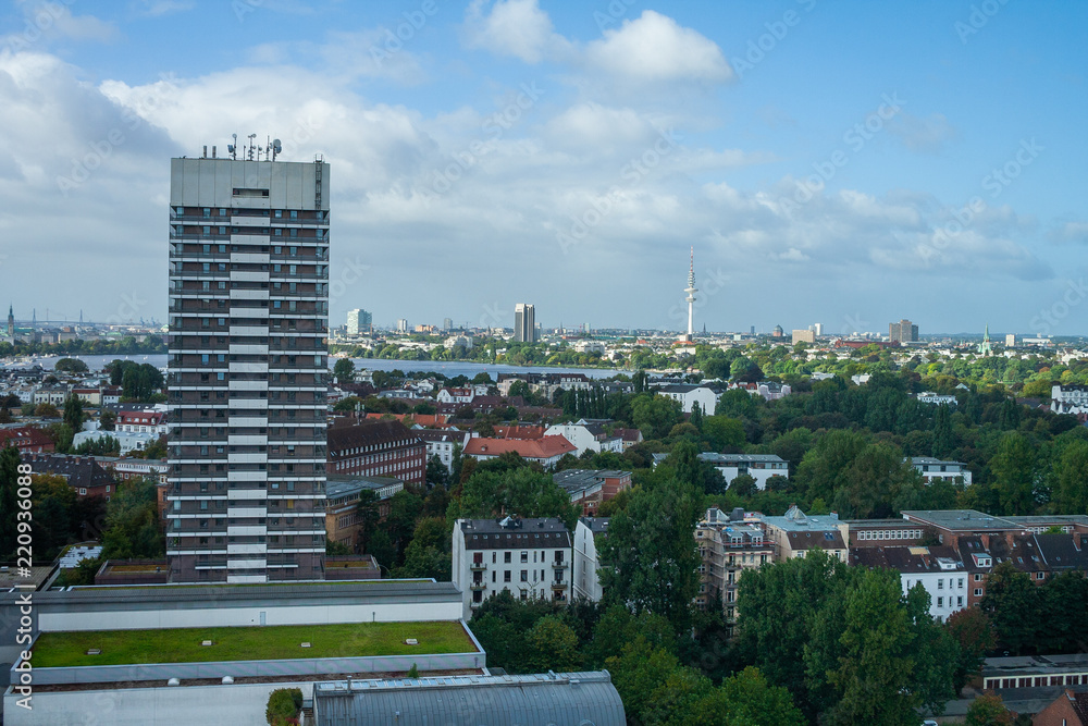 Fototapeta premium Stadtansicht von Hamburg mit Gebäuden aus der Vogelpersspektive