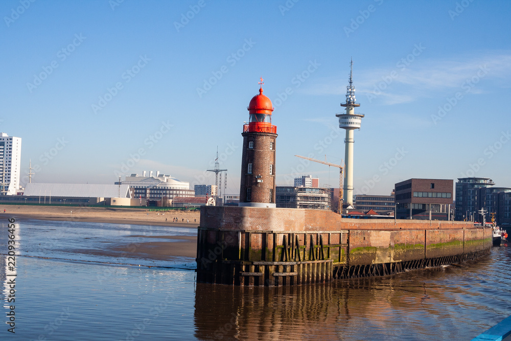 Leuchturm in der Elbe zum Hamburger Hafen