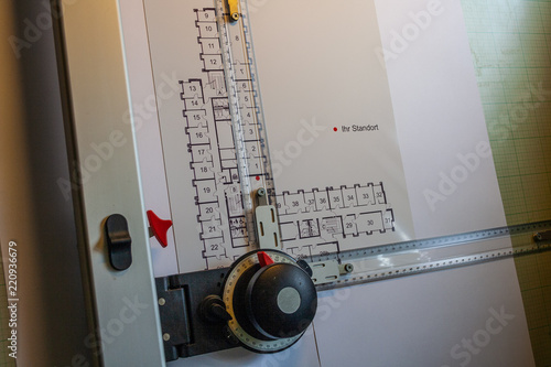 Zeichenbrett mit Linealen und Papier zum Konstruieren im Konstruktionsbüro.