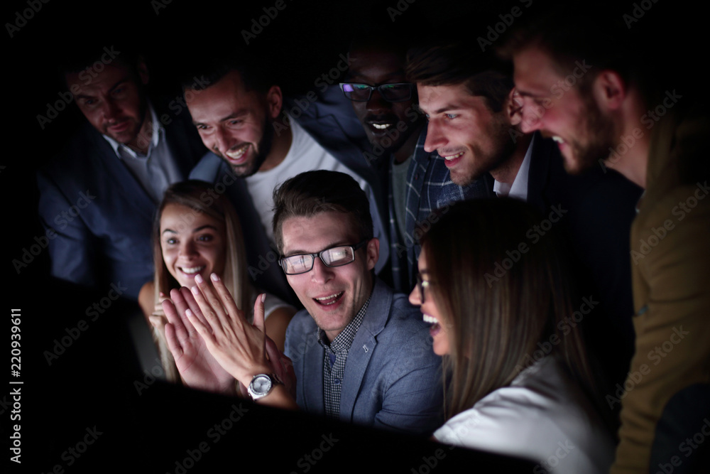 Fototapeta premium close up. zespół biznesowy rozpoczyna nowy projekt komercyjny
