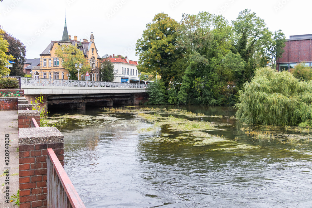 Stadt Lüneburg mit Blick auf den Fluß Ilmenau mit Bäumen und Häusern