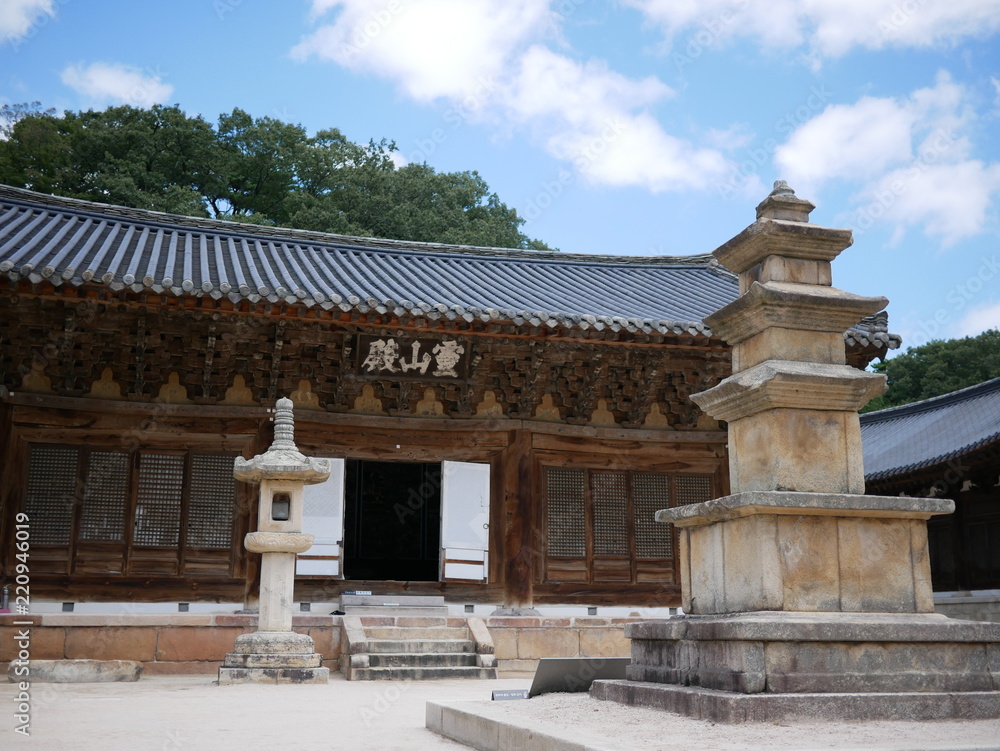 한국 불교 건물과 석등과 삼층석탑