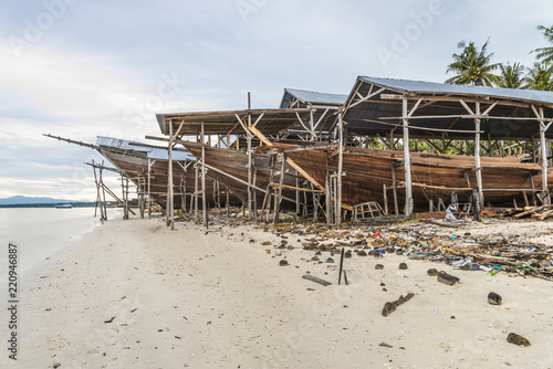 Sulawesi  Tanah Beru   Schiffbau nach alter Tradition am Strand von Tanah Beru.