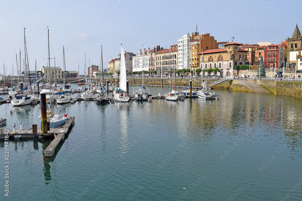 
Barcos veleros yates en el puerto de Gijón España

