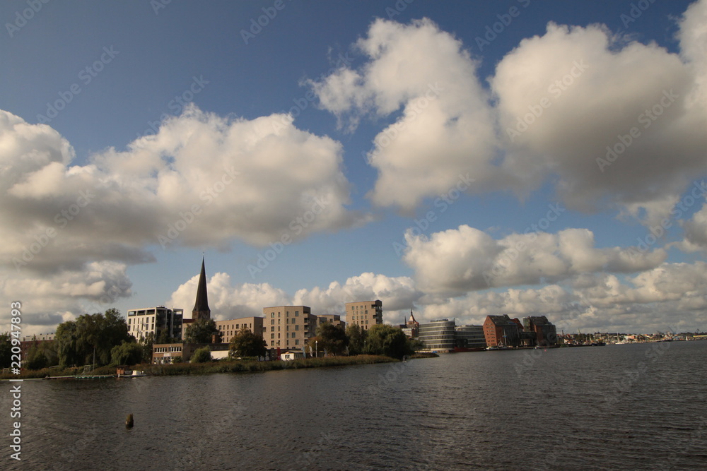 Blick über die Warnow auf Rostock (östlicher Teil des Stadthafens mit Holz- und Silohalbinsel)